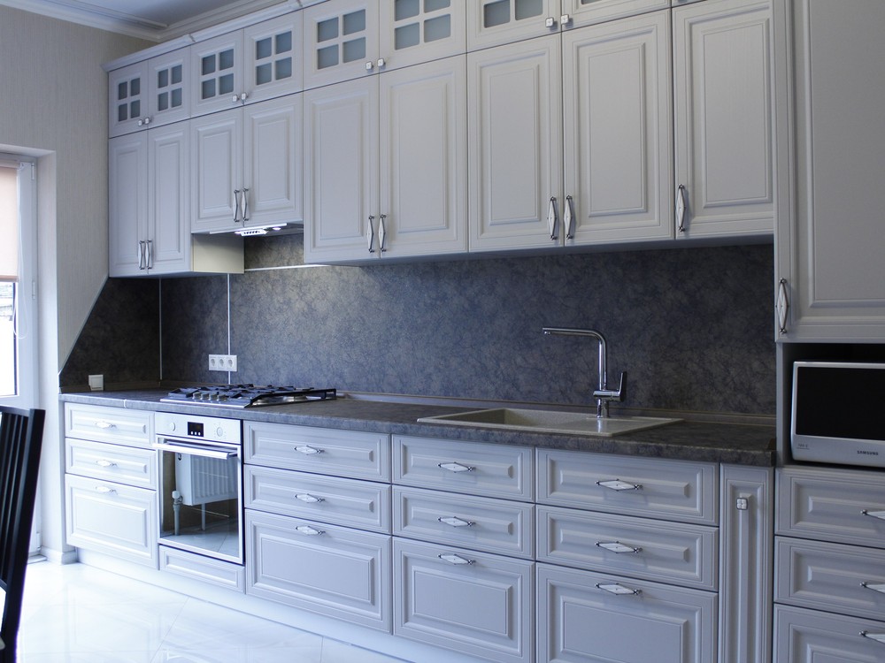 Кухонный гарнитур на заказ классический серый с фасадами МДФ пленка